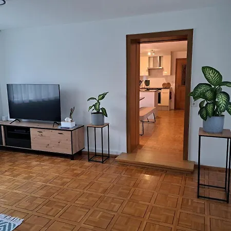 Geraeumige Mit Eigenem Garten, Apartment