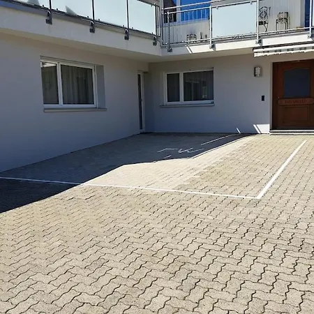 Geraeumige Mit Eigenem Garten, דירה *