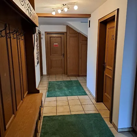 Geraeumige Mit Eigenem Garten, Apartment *