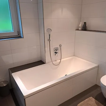 Geraeumige Mit Eigenem Garten, Apartment *